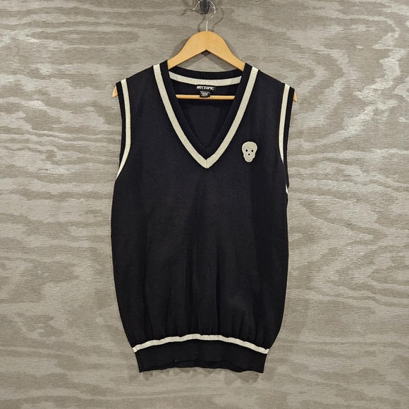 Hot Topic Jrs. Size XL Black White Skull Goth Preppy Sweater Vest Sleeveless - Picture 2 of 11